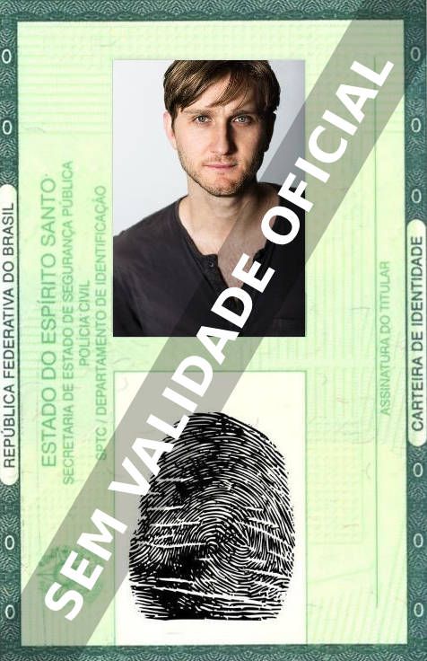 Imagem hipotética representando a carteira de identidade de Aaron Staton