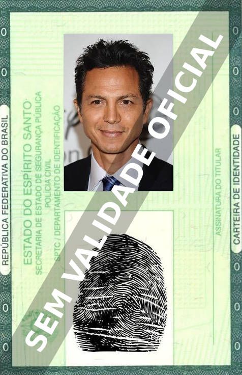 Imagem hipotética representando a carteira de identidade de Benjamin Bratt