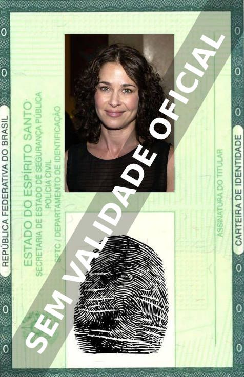 Imagem hipotética representando a carteira de identidade de Julie Warner