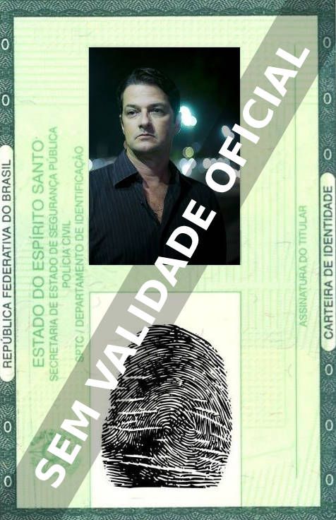 Imagem hipotética representando a carteira de identidade de Marcelo Serrado