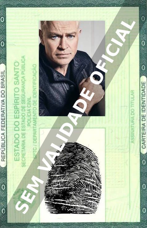 Imagem hipotética representando a carteira de identidade de Neal McDonough