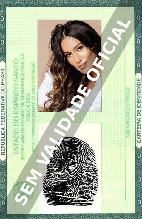 Imagem hipotética representando a carteira de identidade de Q'orianka Kilcher