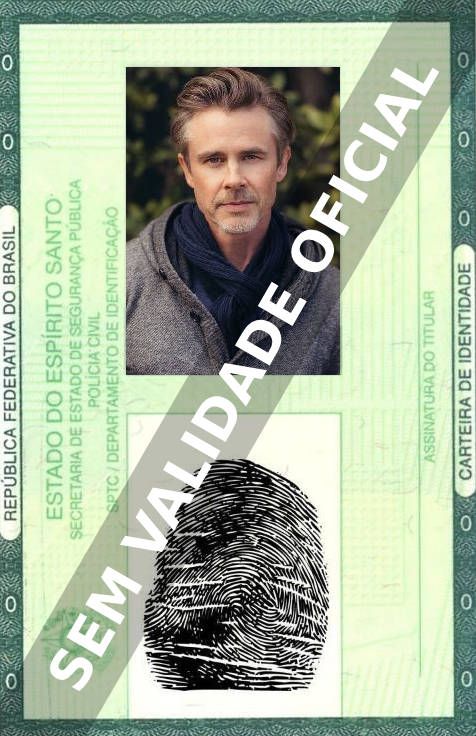 Imagem hipotética representando a carteira de identidade de Sam Trammell