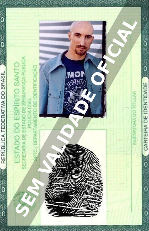 Imagem hipotética representando a carteira de identidade de Scott Menville