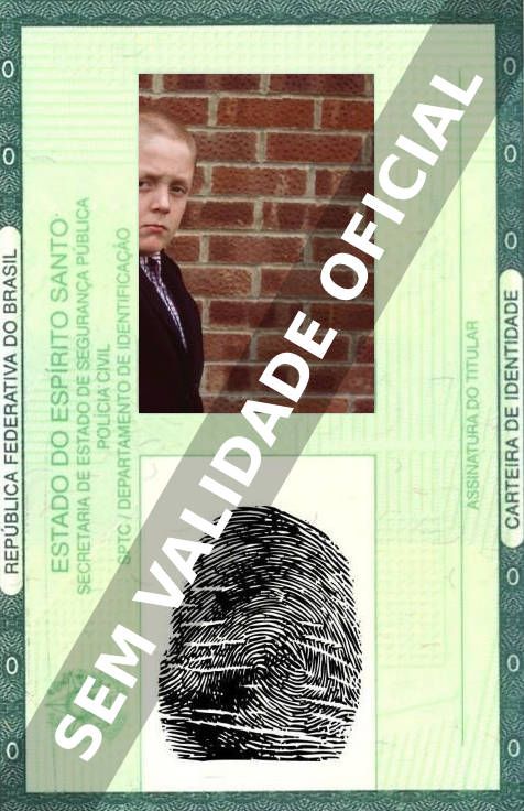 Imagem hipotética representando a carteira de identidade de Thomas Turgoose