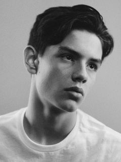 Foto de Louis Partridge