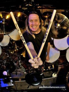 Foto de Nicko McBrain