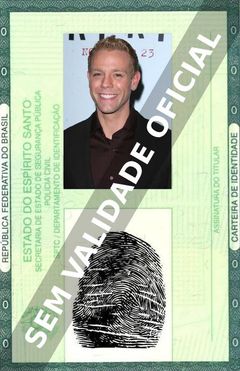 Imagem hipotética representando a carteira de identidade de Adam Pascal