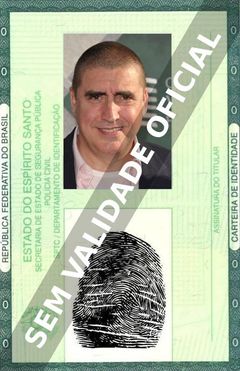 Imagem hipotética representando a carteira de identidade de Alfred Molina