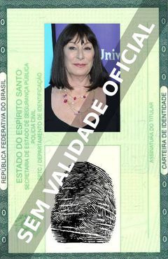 Imagem hipotética representando a carteira de identidade de Anjelica Huston