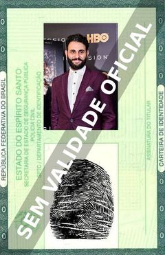 Imagem hipotética representando a carteira de identidade de Arian Moayed