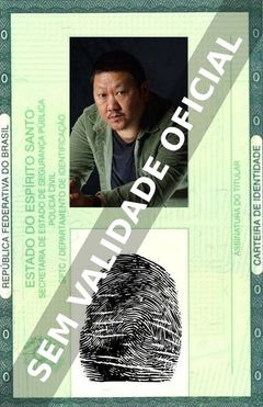 Imagem hipotética representando a carteira de identidade de Benedict Wong