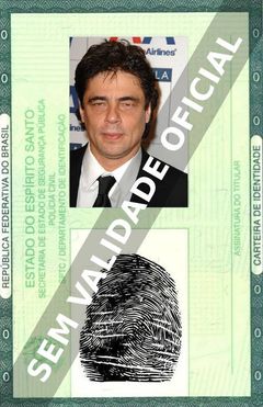 Imagem hipotética representando a carteira de identidade de Benicio Del Toro