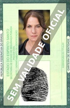 Imagem hipotética representando a carteira de identidade de Bernadette Quigley