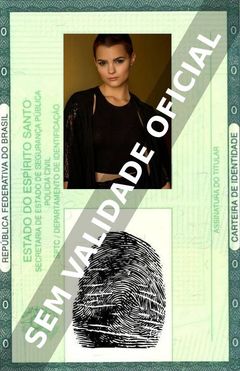 Imagem hipotética representando a carteira de identidade de Brianna Hildebrand