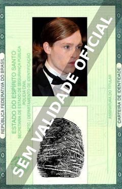 Imagem hipotética representando a carteira de identidade de Caleb Landry Jones