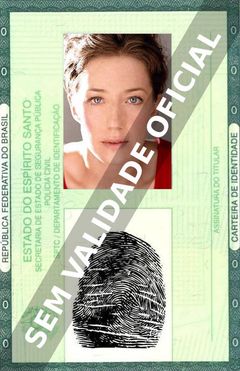 Imagem hipotética representando a carteira de identidade de Carrie Coon