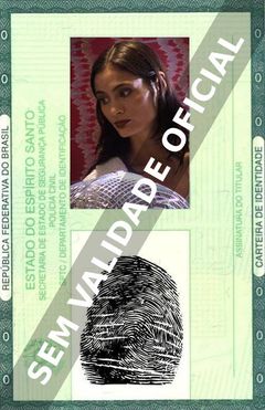 Imagem hipotética representando a carteira de identidade de Charlotte Lewis