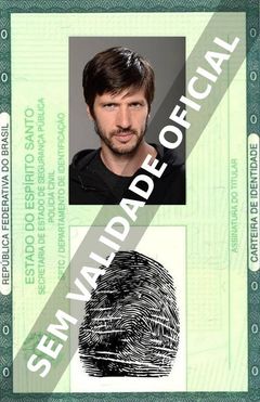 Imagem hipotética representando a carteira de identidade de Chris Cole