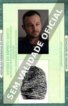 Imagem hipotética representando a carteira de identidade de Daniel Henshall