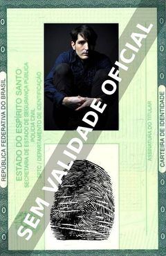 Imagem hipotética representando a carteira de identidade de David Dastmalchian