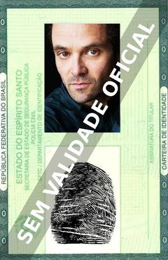 Imagem hipotética representando a carteira de identidade de David Dencik