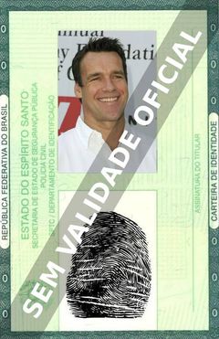 Imagem hipotética representando a carteira de identidade de David James Elliott