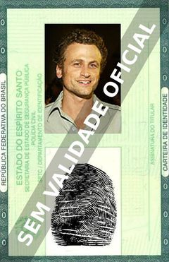 Imagem hipotética representando a carteira de identidade de David Moscow
