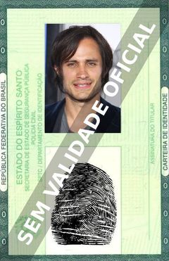 Imagem hipotética representando a carteira de identidade de Gael García Bernal