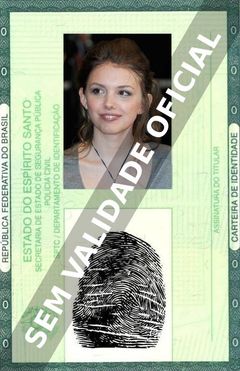 Imagem hipotética representando a carteira de identidade de Hannah Murray
