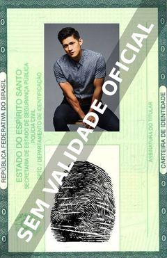 Imagem hipotética representando a carteira de identidade de Harry Shum Jr.
