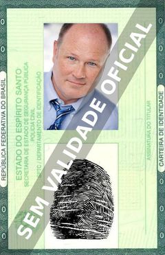 Imagem hipotética representando a carteira de identidade de John Deignan
