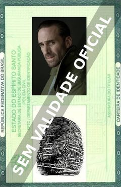 Imagem hipotética representando a carteira de identidade de Joseph Fiennes