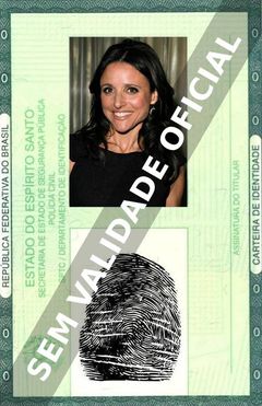 Imagem hipotética representando a carteira de identidade de Julia Louis-Dreyfus