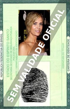 Imagem hipotética representando a carteira de identidade de Kristen Wiig
