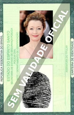 Imagem hipotética representando a carteira de identidade de Lesley Manville