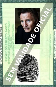 Imagem hipotética representando a carteira de identidade de Liam Neeson