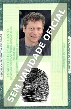 Imagem hipotética representando a carteira de identidade de Mathieu Amalric