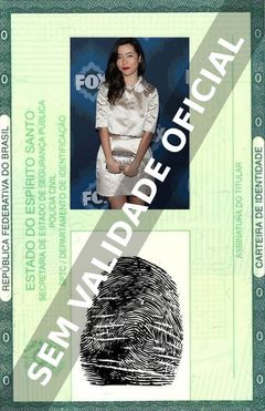 Imagem hipotética representando a carteira de identidade de Maya Erskine