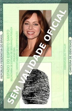 Imagem hipotética representando a carteira de identidade de Melinda Clarke