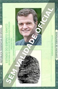 Imagem hipotética representando a carteira de identidade de Michael Cumpsty