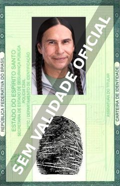 Imagem hipotética representando a carteira de identidade de Mo Brings Plenty