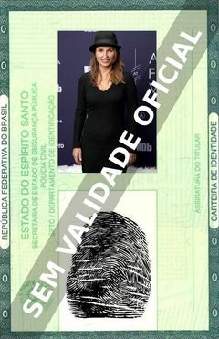 Imagem hipotética representando a carteira de identidade de Petra Costa