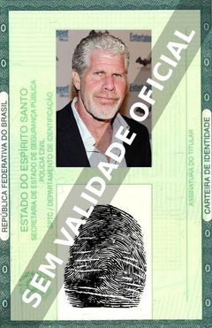 Imagem hipotética representando a carteira de identidade de Ron Perlman