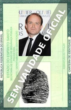 Imagem hipotética representando a carteira de identidade de Rory Kinnear