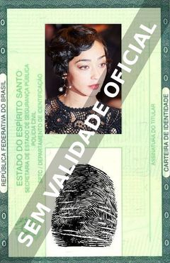 Imagem hipotética representando a carteira de identidade de Ruth Negga