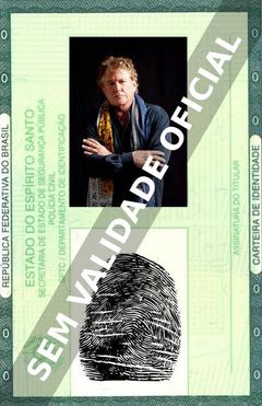 Imagem hipotética representando a carteira de identidade de Tom Berenger