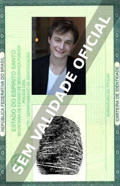 Imagem hipotética representando a carteira de identidade de Tom Hudson